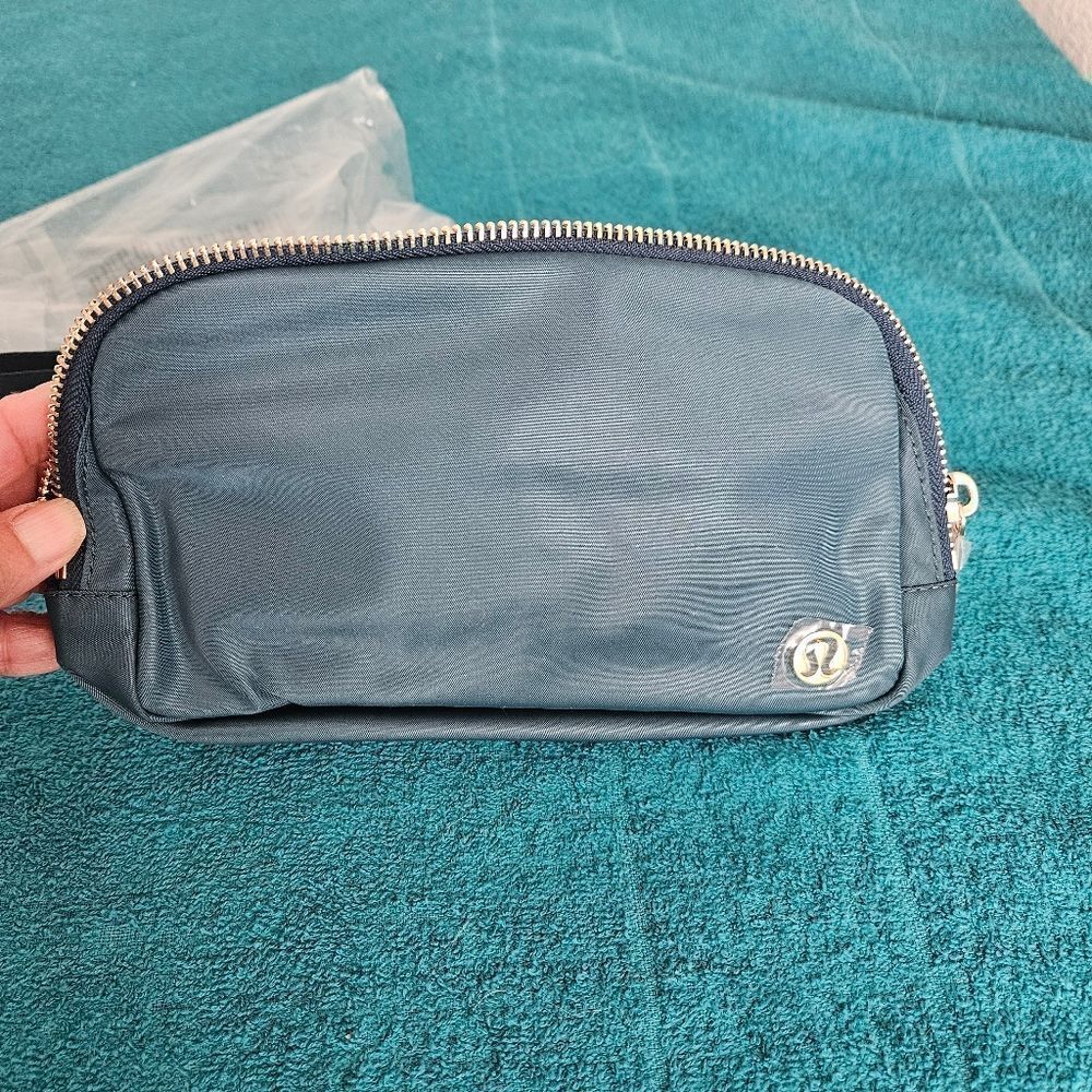 Lululemon ATHLETICA everywhere beltbag